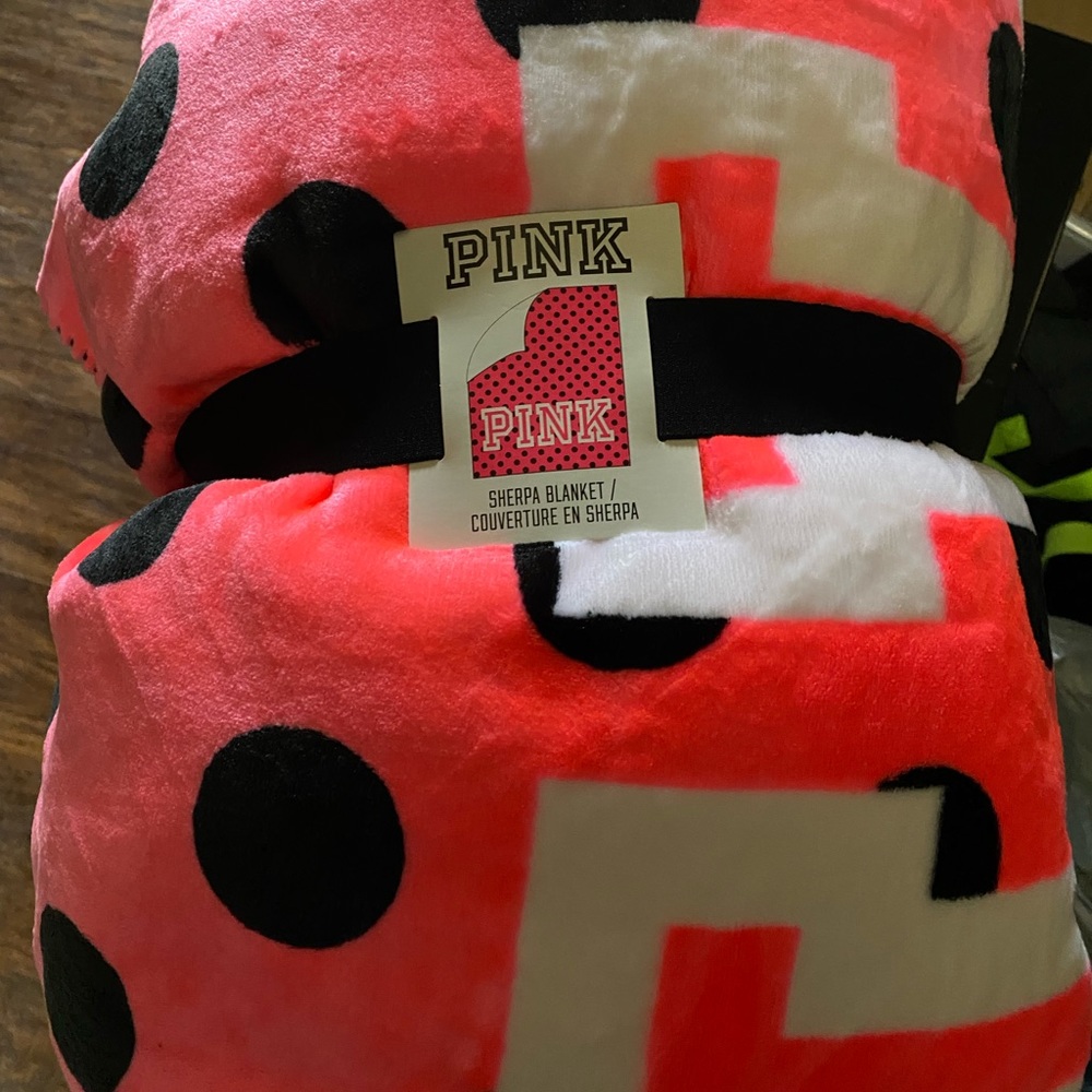NWT PINK Victoria’s Secret black polka dot Sherpa and velour blanket.